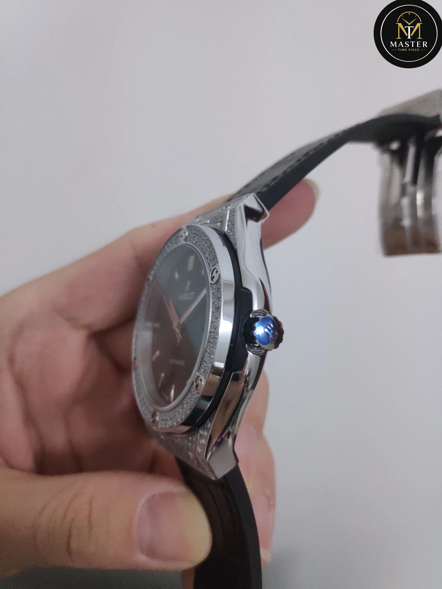Classic Fusion Black Dial Automatic- 42mm vue 3