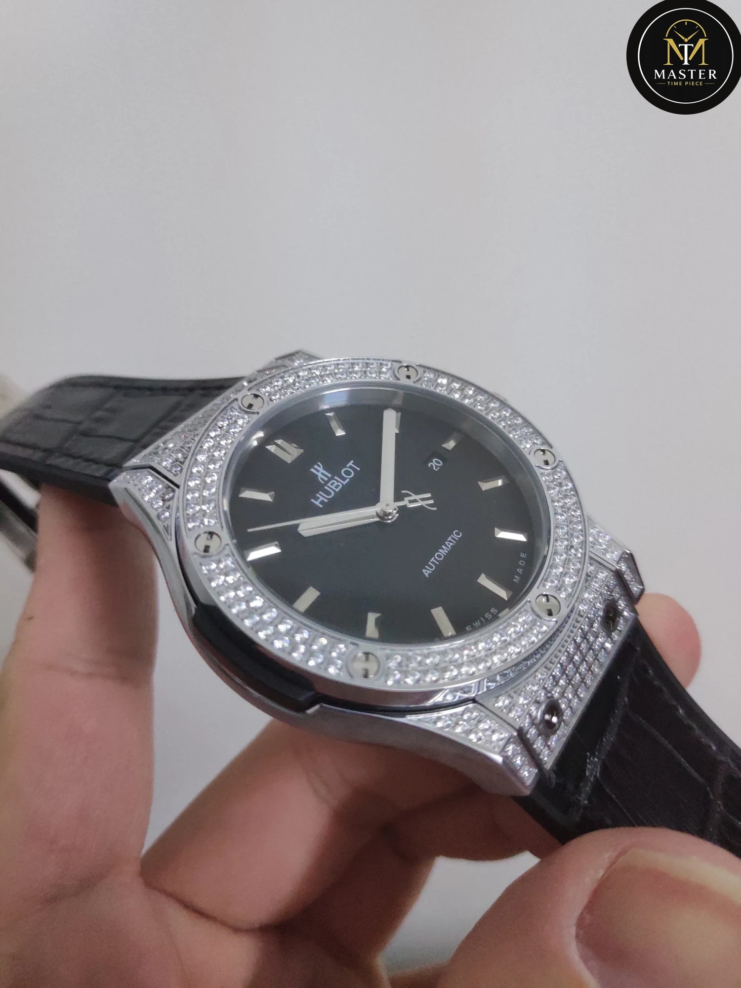 Classic Fusion Black Dial Automatic- 42mm vue 4