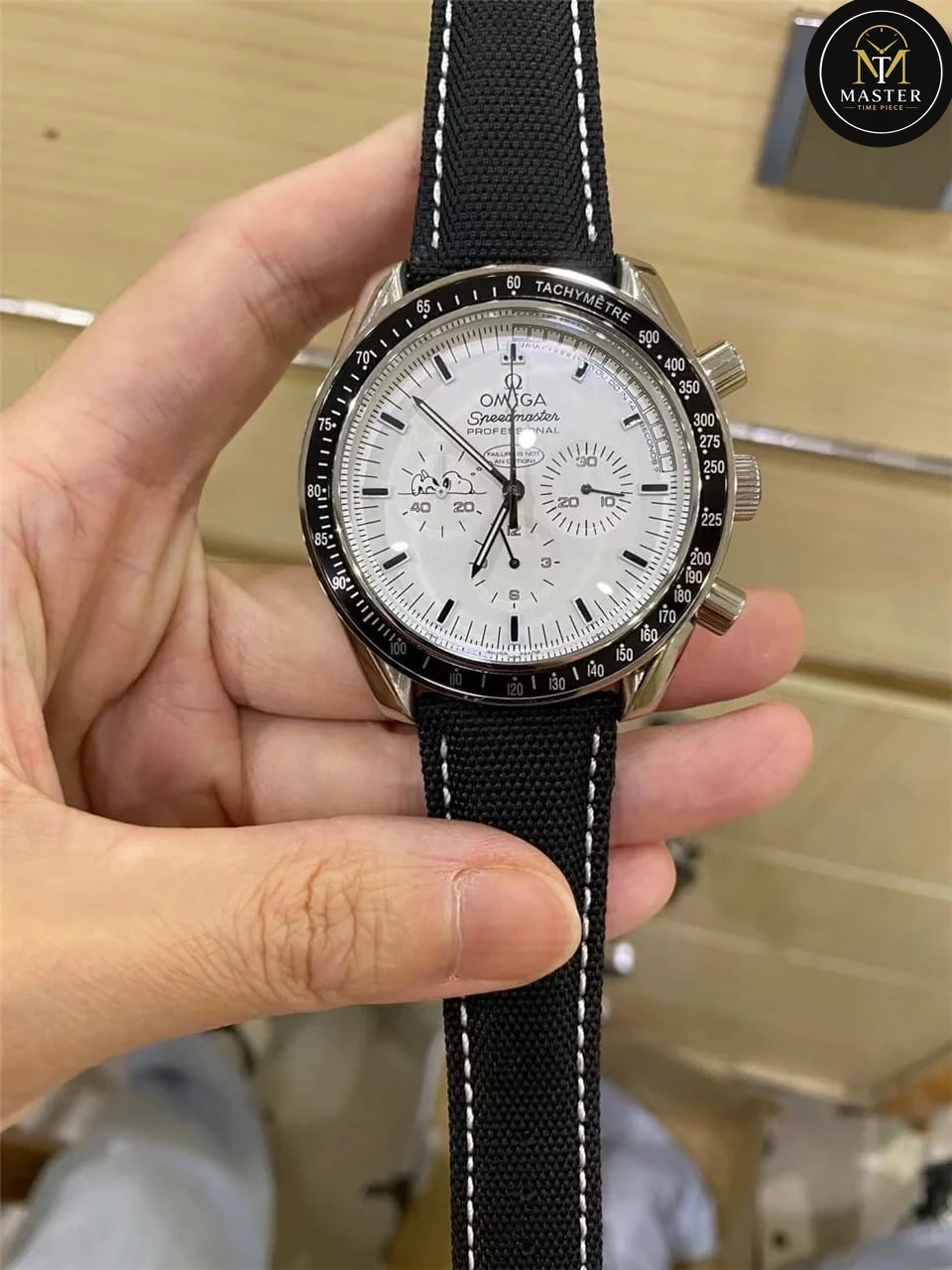 Speedmaster Professional Snoopy White Dial- 42mm vue 2