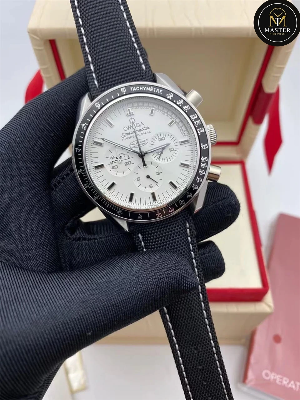 Speedmaster Professional Snoopy White Dial- 42mm vue 3