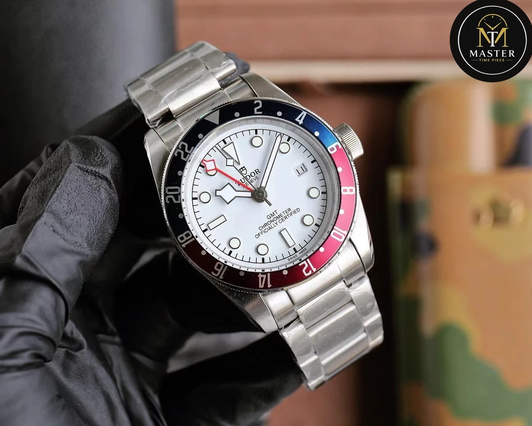 GMT White Dial Automatic Movement- 41mm vue 2